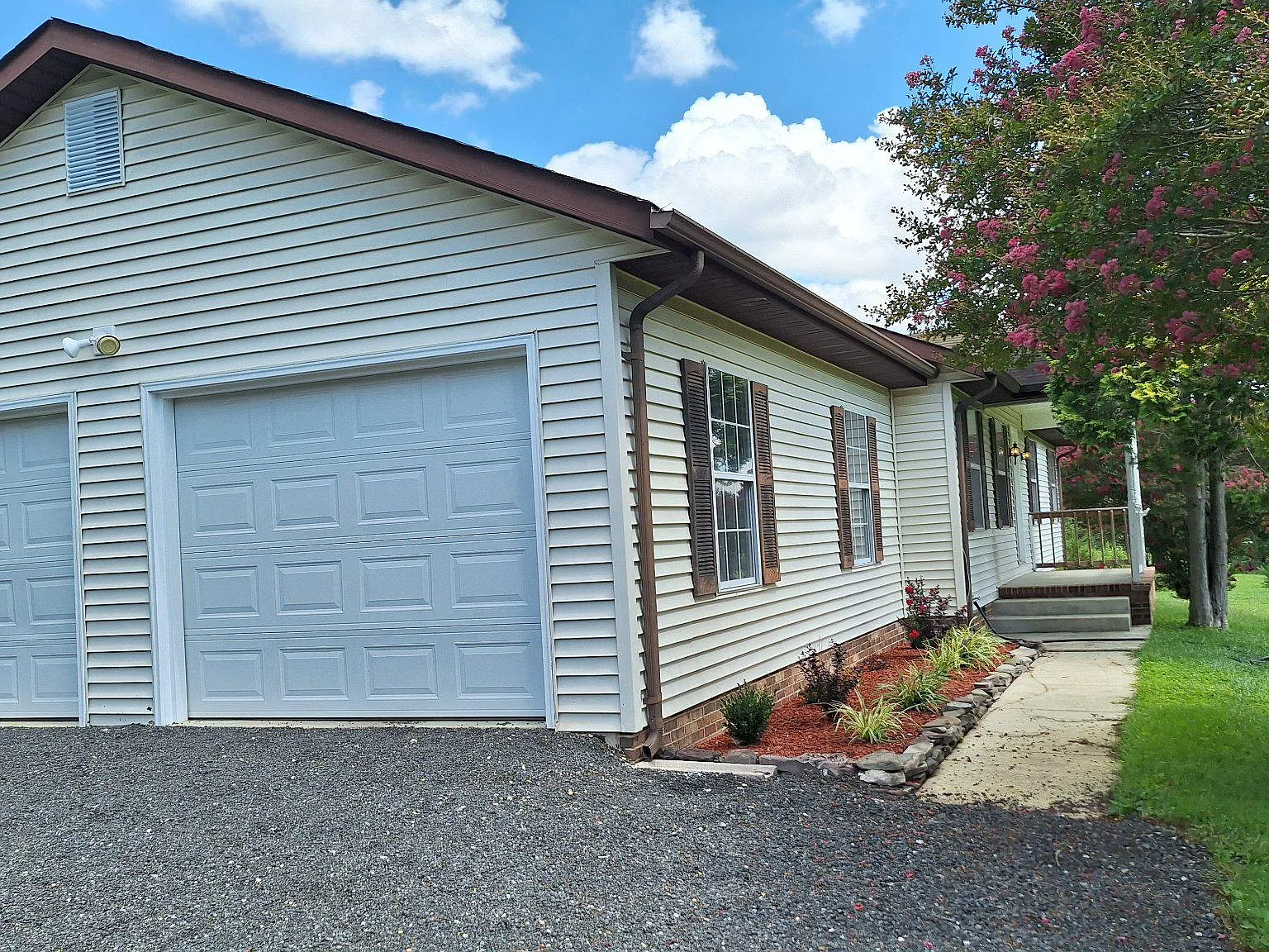 3 bed, 2.0 bath, 1196 sqft, $2,600 — Photo 2