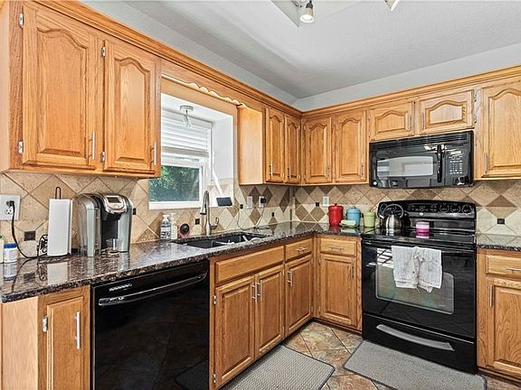 3rd image of 305 SW Creek Ridge Dr