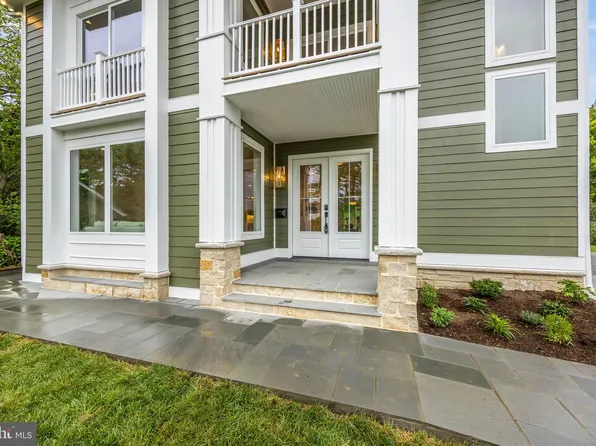 132 N Earley St, Alexandria, VA 22304