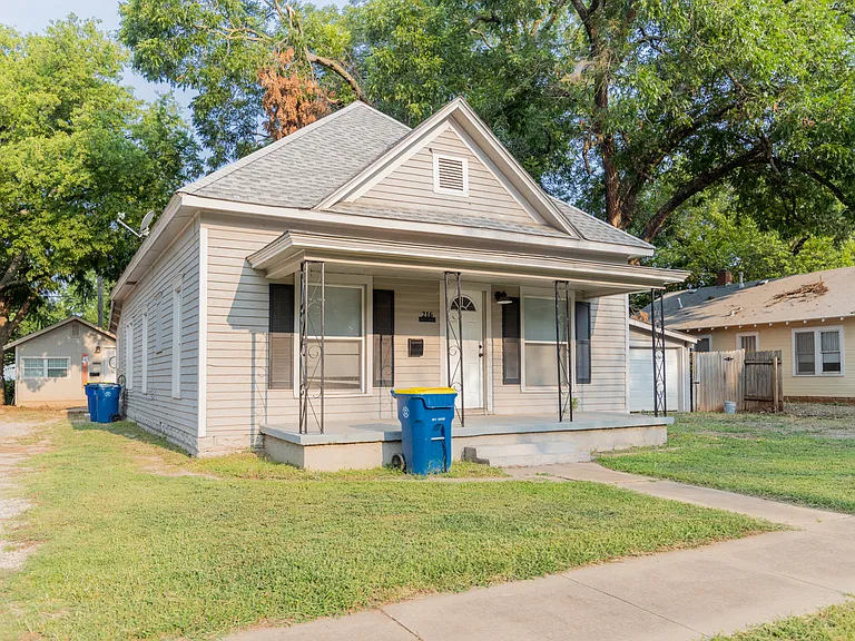 2162 W Lowry St — Photo 1