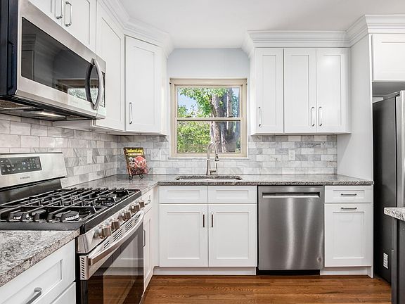 5th image of 795 Drummond Ct