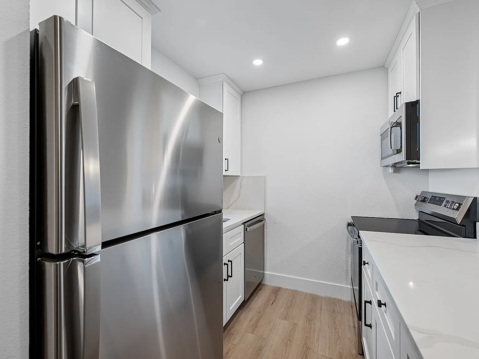 HUGE Renovated Townhome - Private Laundry & Pool — Photo 3
