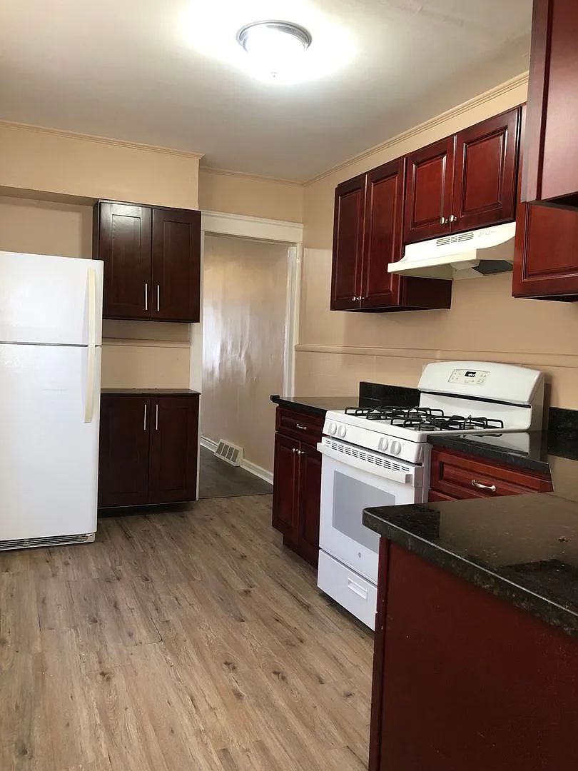 Great Home!! Spacious Living Area! Back Yard and Deck! Washer/Dryer Hook-Ups! — Photo 4