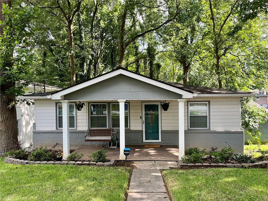 3 bed, 2.0 bath, 1275 sqft, $2,300 — Photo 1