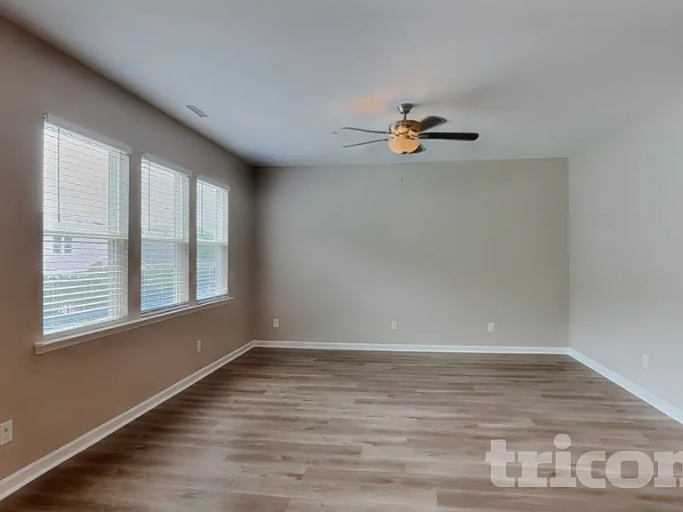 923 Avondale Dr — Photo 2