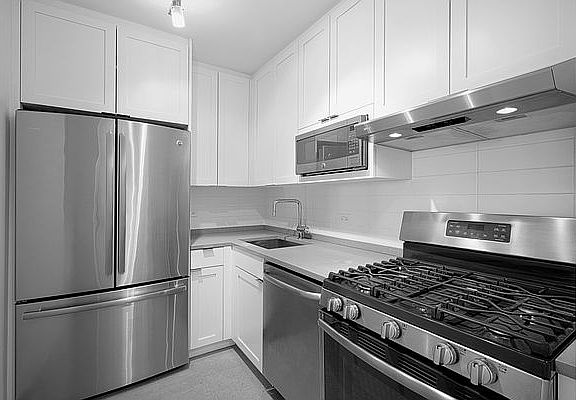 4th image of 124 W 60th St APT 35B
