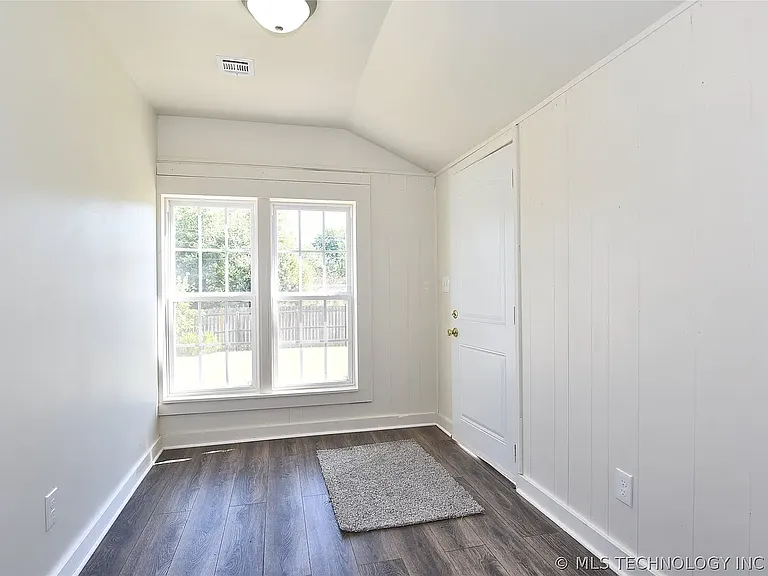 535 E Oak St — Photo 3
