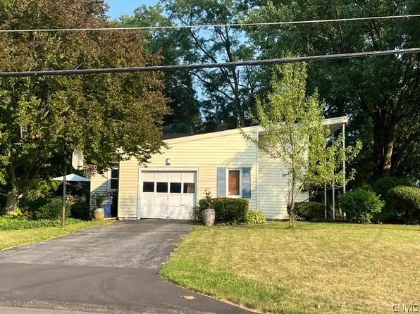 26 Richlee Dr, Camillus, NY 13031