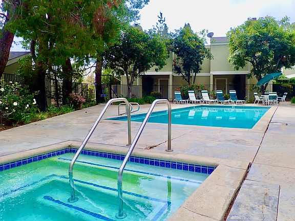 4th image of 22117 Burbank Blvd Unit 6