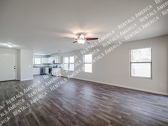 4th image of 2305 E Spruce Dr