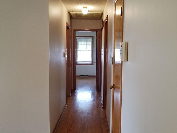 4th image of 15011 Bellaire Ave