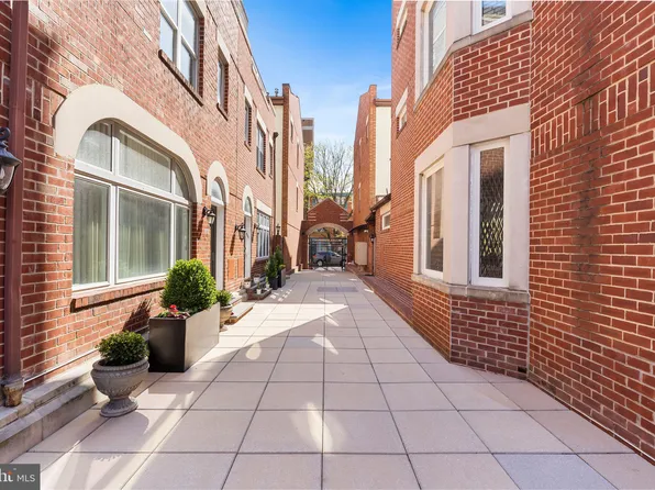 212 S 24th St #2408, Philadelphia, PA 19103