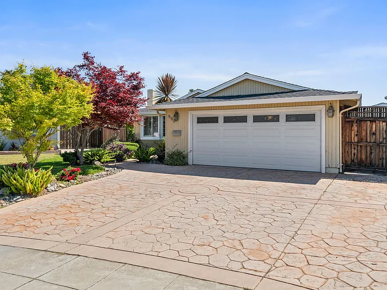 Large Driveway to park upto 3 cars