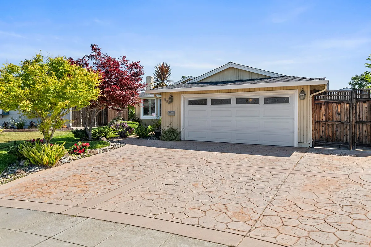 Large Driveway to park upto 3 cars - 429 Ariel Dr