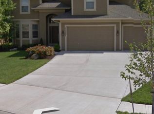 11460 S Lakecrest Dr, Olathe, KS 66061