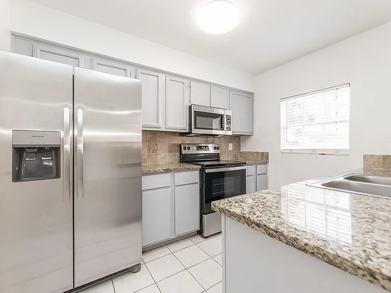 1902 Avenue B — Photo 10