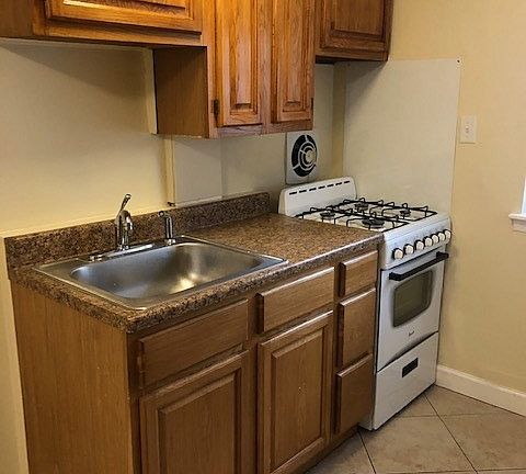 5th image of 329 Essex St #O