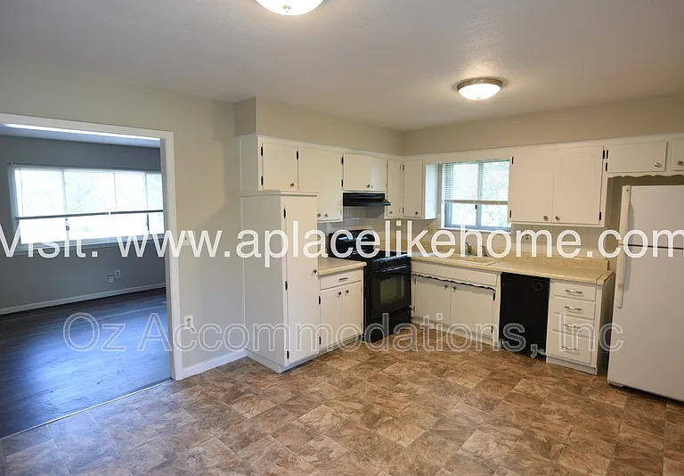 5521 Perry Ln — Photo 13