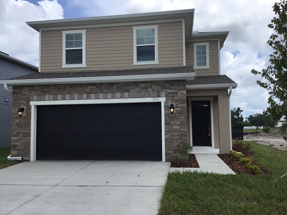 1st image of 928 Walden Pond Dr