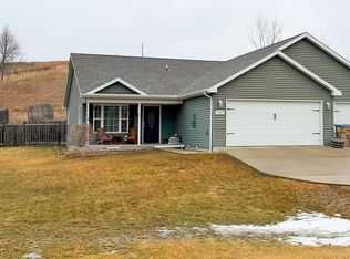 1735 Rivers Edge Dr SE, Minot, ND 58701