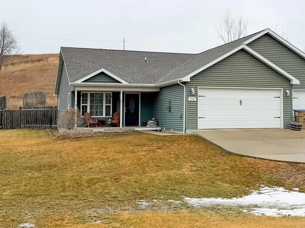 1735 Rivers Edge Dr SE, Minot, ND 58701