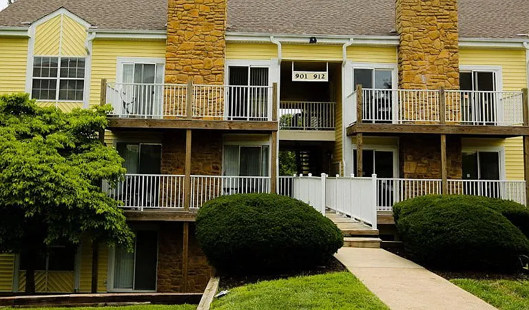 Country Club Place Apartments — Photo 6