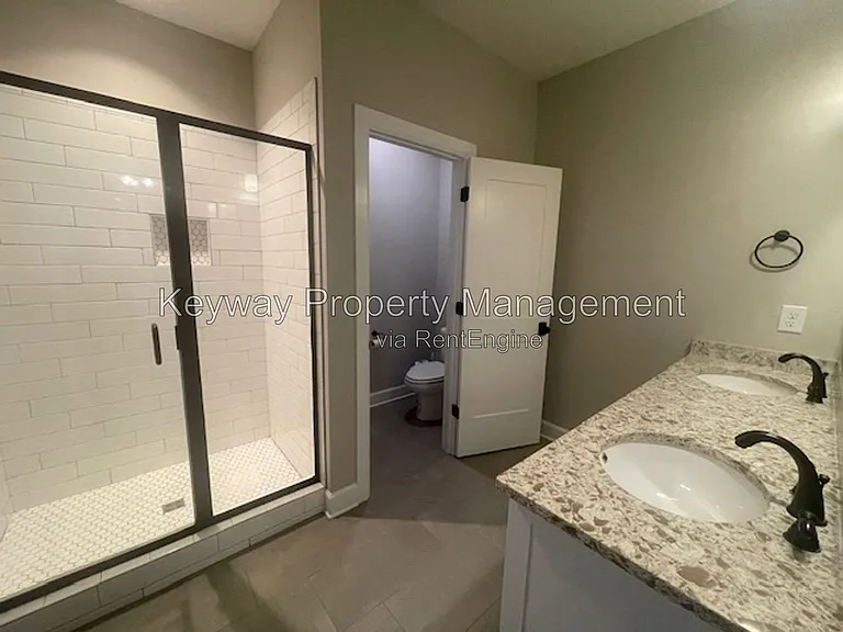 1933 Avenel Ln — Photo 11