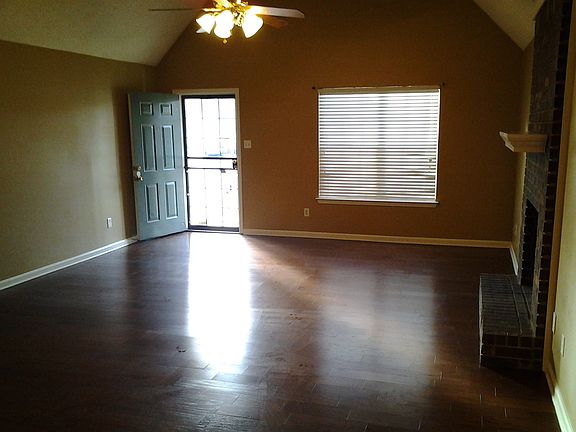 Livingroom w/ Fireplace