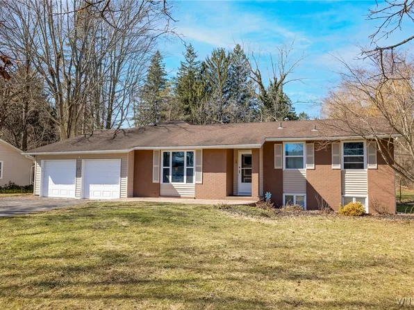 27 Lawnsbury Dr, Rochester, NY 14624