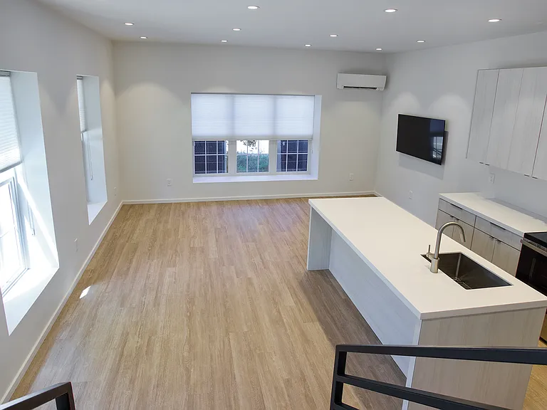 784 Farmington Ave — Photo 10