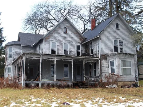 16 Queen Ann St, Friendship, NY 14739