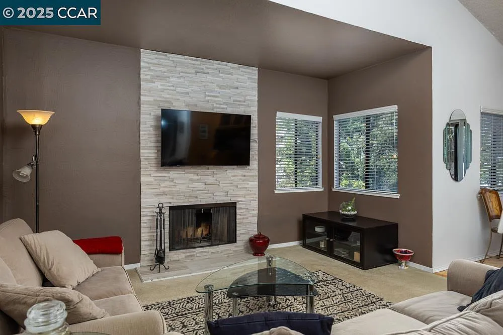 1086 Maywood Ln photo 1
