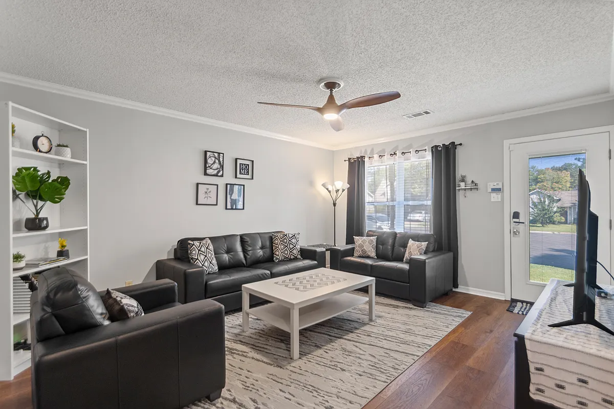 3 bed, 1350 sqft, $4,200 — Photo 1