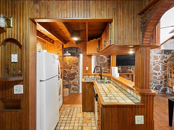 4th image of 913 Thornridge Cir