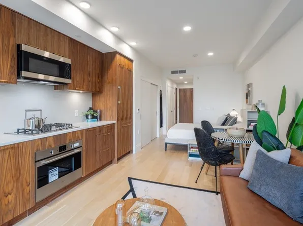 2550 Garden Dr #410, Vancouver, BC V5N 4X6