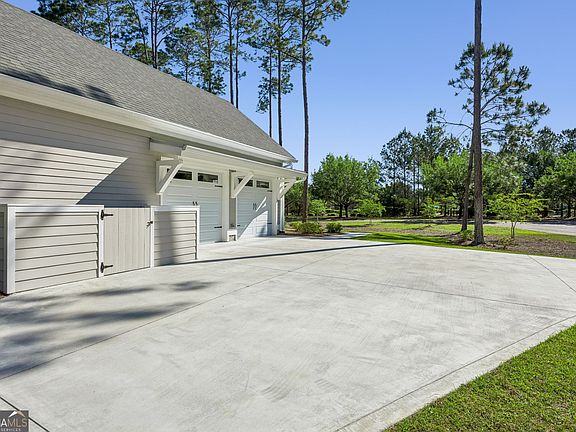 3rd image of 206 Clubhouse Cir