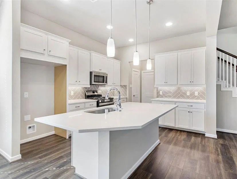 4 bed, 2.5 bath, 2282 sqft, $2,500 — Photo 4
