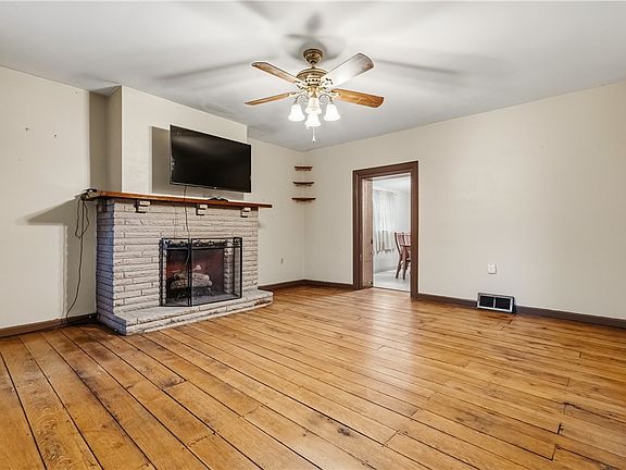 3rd image of 32 E Main St