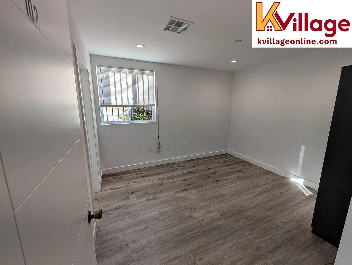 Private Bedroom W Personal Bathroom & Shower, Shared Student-Oriented Space **Pet-Friendly Floor** — Photo 2