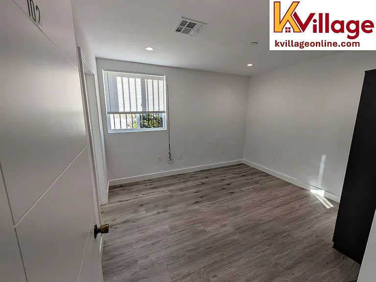 1528 1/2 W 36th Pl #102 — Photo 2