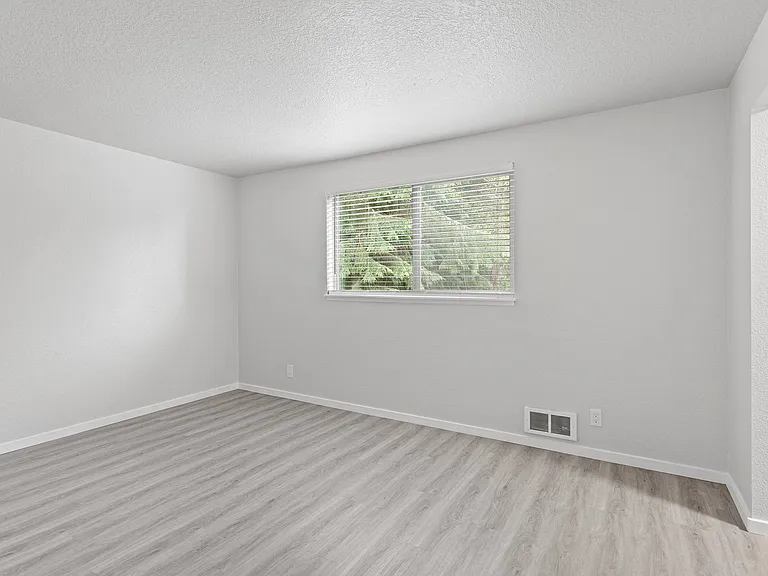 North Forest Apartments — Photo 33