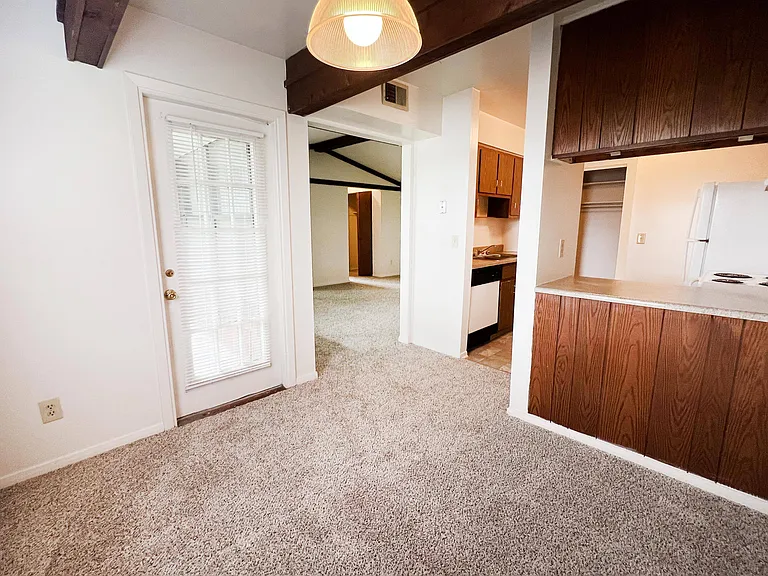 Four Worlds Apartments — Photo 40