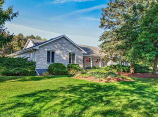 2 Karendale Cres, Hamilton, ON L8B 0Z6