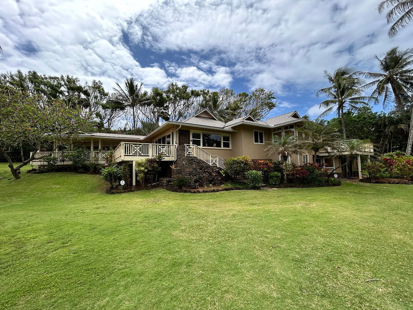 $2500 off 1st Months Rent!! Furnished 3 Bedroom 3 Bath Ocean View Home — Photo 2