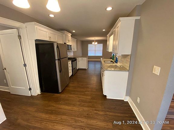 Kitchen-Refrigerator, dishwasher, microwave,disposal included.