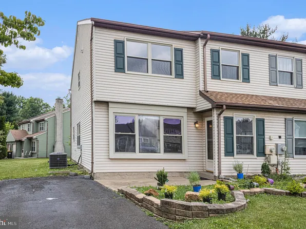 1 Carriage Dr, Horsham, PA 19044