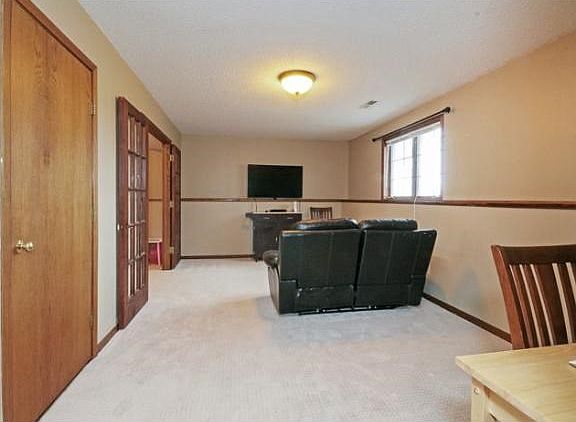 4th image of 1006 Dakota St S