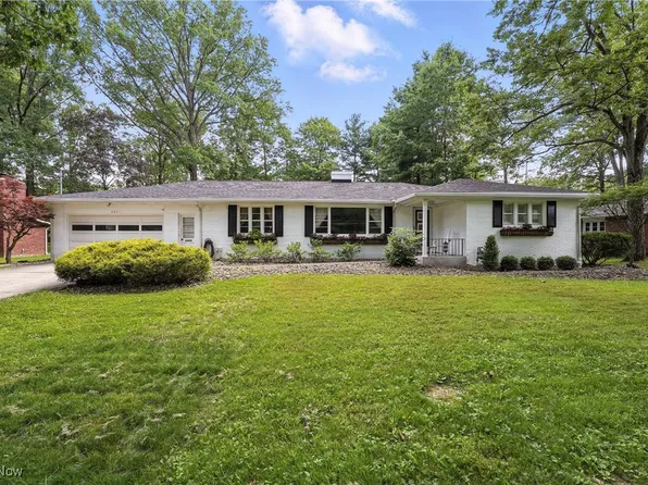 305 Sleepy Hollow Dr, Canfield, OH 44406