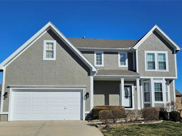 13713 Bradshaw St, Overland Park, KS 66221