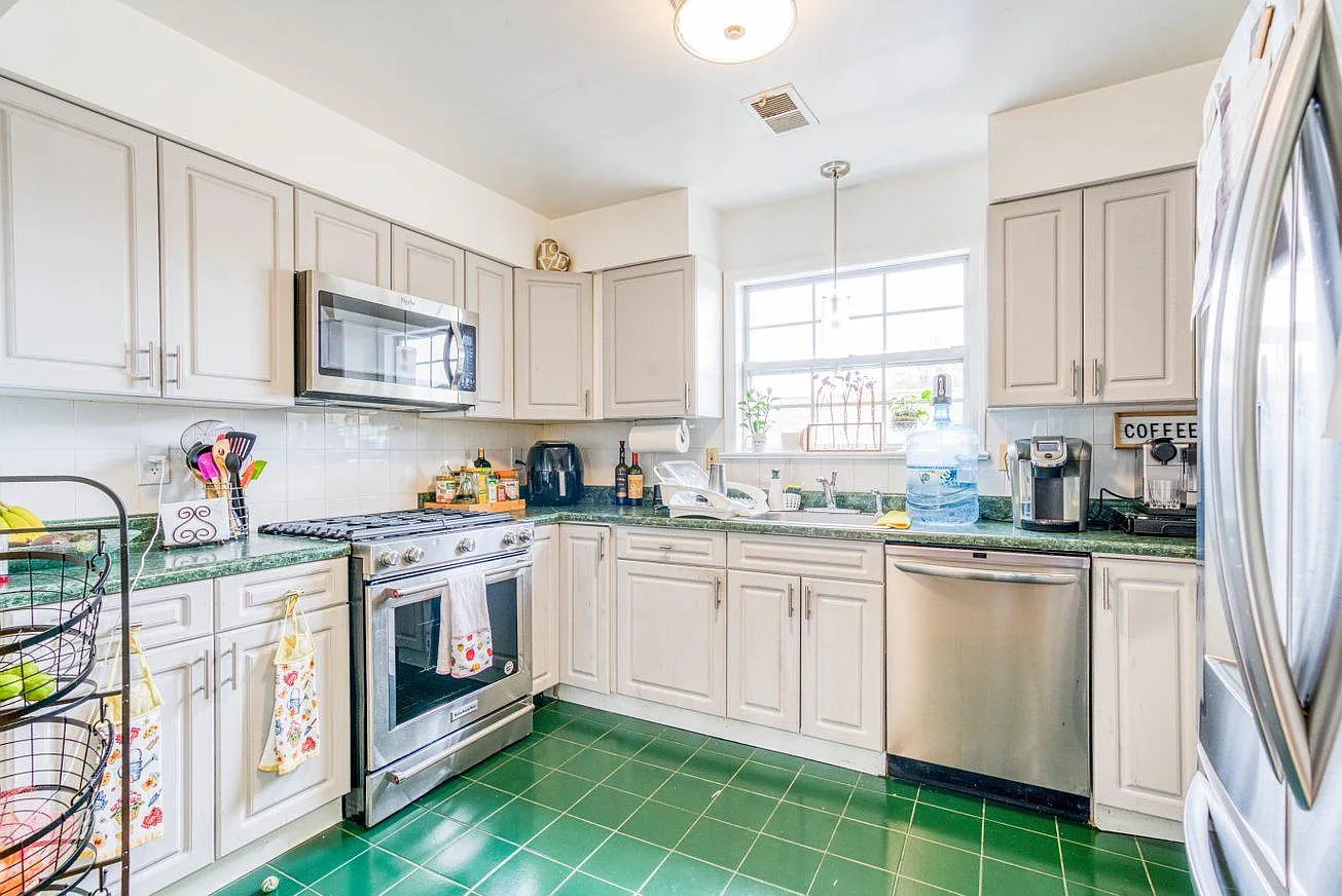 3 bed, $3,000 — Photo 2